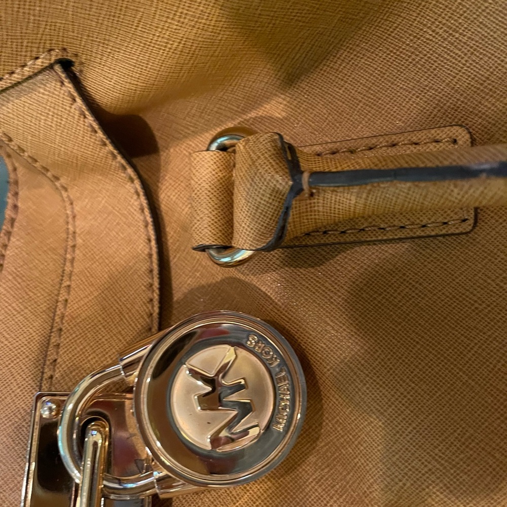 Beautiful authentic Michael kors bag.